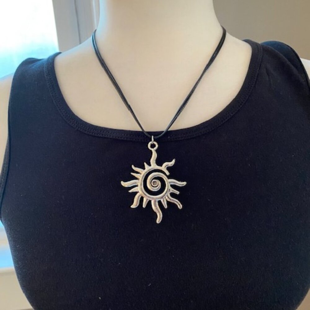 SUNFLOWER NECKLACE. NWOT.